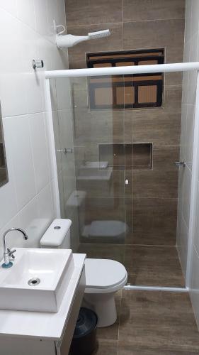 伊塔尼亚恩Casa Sol & Mar的浴室配有卫生间、盥洗盆和淋浴。