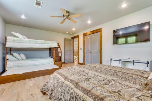 Heber SpringsPet-Friendly Heber Springs Rental with Fire Pit!的一间卧室配有一张床和吊扇