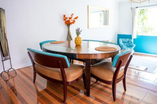 提华纳Casa Roja - 1block2beach - Las Playas的一间设有玻璃桌和椅子的用餐室