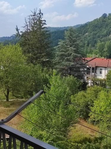 加维Pafati house in Gavi的从树木繁茂的房屋阳台欣赏风景