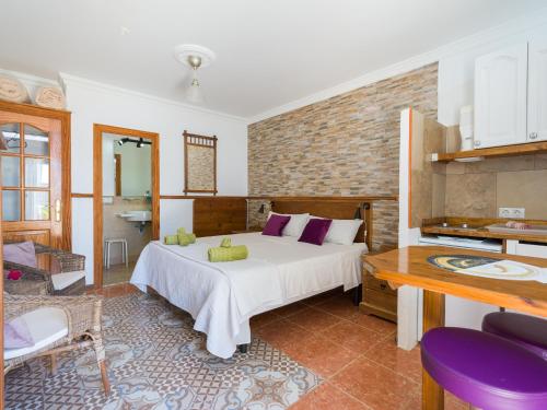 拉奥利瓦Casa Las Tuneras, Solo Adultos的卧室配有白色大床和砖墙