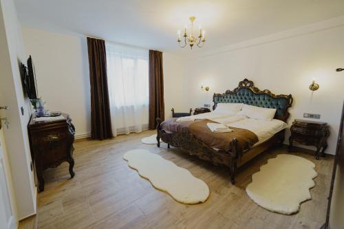 巴亚马雷CASA BARONULUI的卧室配有一张床,地板上铺有2个地毯。