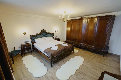 巴亚马雷CASA BARONULUI的一间卧室配有一张大床和一个木制橱柜
