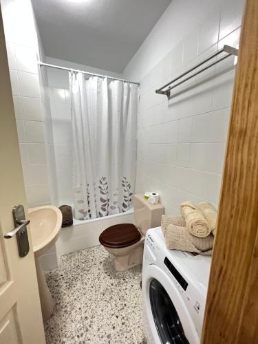 巴哈马尔VV_InfiniteViews的白色的浴室内配有洗衣机。