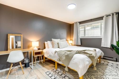 西雅图Scandi Boho Seattle Apartment with a King-Sized Bed的一间卧室配有两张床和镜子