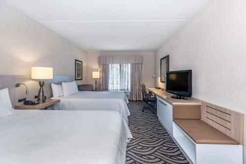 查尔斯顿查尔斯顿机场希尔顿花园酒店的酒店客房设有两张床和一台平面电视。