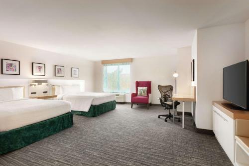 布里奇沃特布里奇沃特希尔顿花园旅馆的酒店客房设有两张床和一台平面电视。