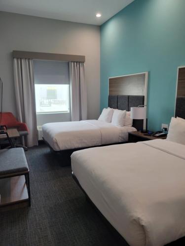 德斯坦Comfort Inn Miramar Beach-Destin的酒店客房设有两张床和窗户。