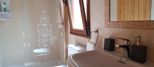 VisVis 101的带浴缸、水槽和镜子的浴室