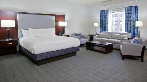 斯克兰顿斯克兰顿希尔顿酒店暨会议中心的大型酒店客房,配有床和沙发