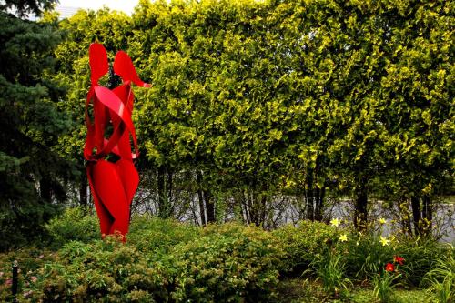 史泰登岛纽约史坦顿岛希尔顿花园酒店的灌木丛上两只鸟的红色雕塑