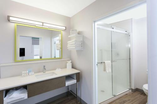 罗基希尔Hampton Inn & Suites Rocky Hill - Hartford South的浴室配有盥洗盆和带镜子的淋浴