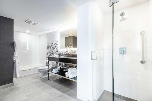 魁北克市DoubleTree by Hilton Quebec Resort的带淋浴和卫生间的白色浴室