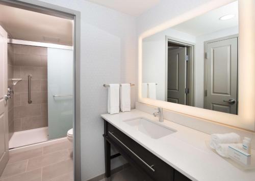 查尔斯顿Homewood Suites By Hilton North Charleston的一间带水槽和镜子的浴室