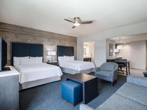 查尔斯顿Homewood Suites By Hilton North Charleston的酒店客房带两张床和一个客厅