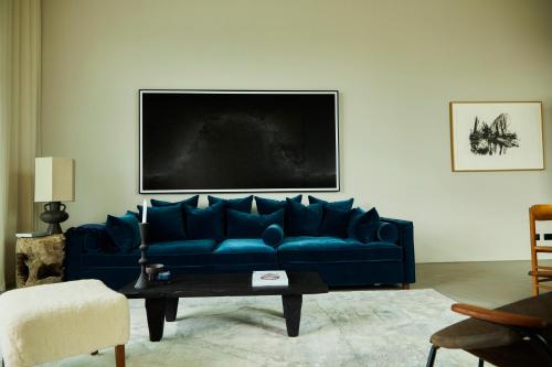 柏林Stadtflucht Loft 5.2.2的客厅配有一张蓝色的沙发,配有一张桌子