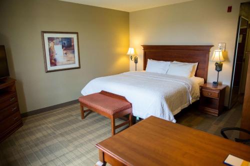 格林纳达格林纳达汉普顿酒店及套房的酒店客房配有一张床铺和一张桌子。