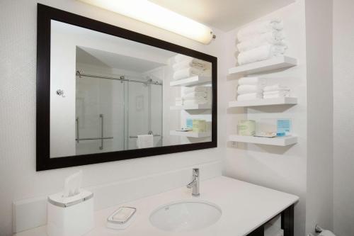 科林斯维尔圣路易斯/科林斯维尔希尔顿恒庭酒店的白色的浴室设有水槽和镜子