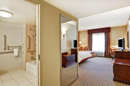 皮奥里亚皮奥里亚大草原汉普顿套房酒店 的一间酒店客房 - 带一张床和一间浴室