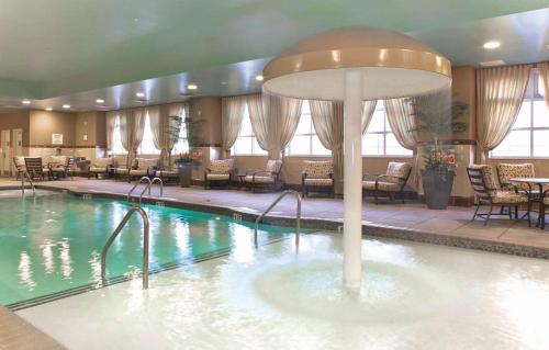 罗利Embassy Suites by Hilton Raleigh Durham Airport Brier Creek的在酒店房间的一个大型游泳池