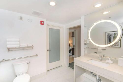 罗利Embassy Suites by Hilton Raleigh Durham Airport Brier Creek的一间带卫生间、水槽和镜子的浴室