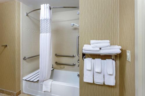 奥因斯米尔斯奥因斯米尔斯汉普顿旅馆的带淋浴和白色毛巾的浴室