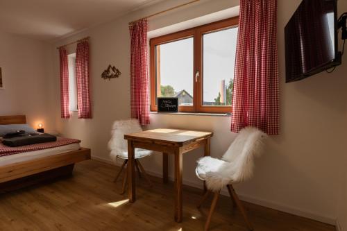 温特贝格Chalet Winterberg的一间卧室配有桌子、床和窗户
