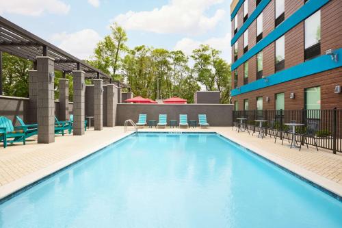 彭萨科拉Home2 Suites By Hilton Pensacola I-10 Pine Forest Road的大楼前的游泳池