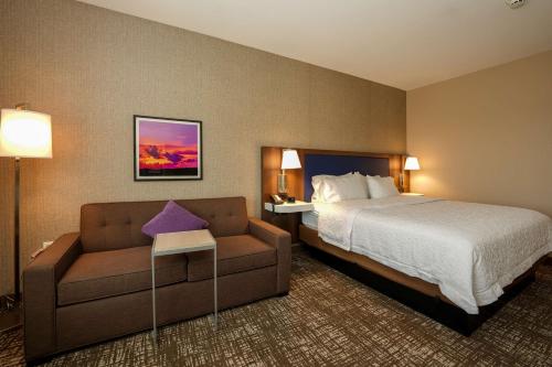 奥罗拉Hampton Inn & Suites Aurora South, Co的酒店客房,配有床和沙发