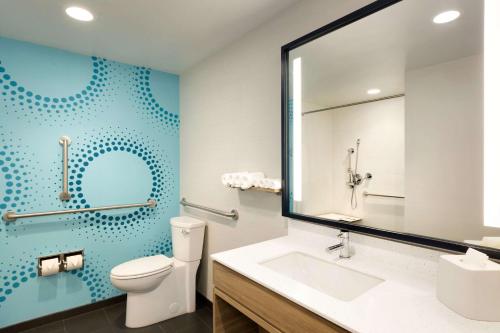 兰开斯特兰卡斯特东部希尔顿特茹酒店的一间带卫生间、水槽和镜子的浴室