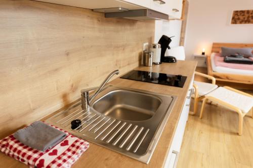 温特贝格Chalet Winterberg的厨房配有不锈钢水槽和台面