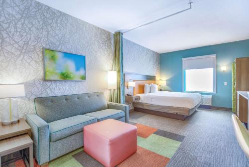 莫比尔提尔曼斯角Home2 Suites by Hilton Mobile West I-10 Tillmans Corner的酒店客房,配有床和沙发