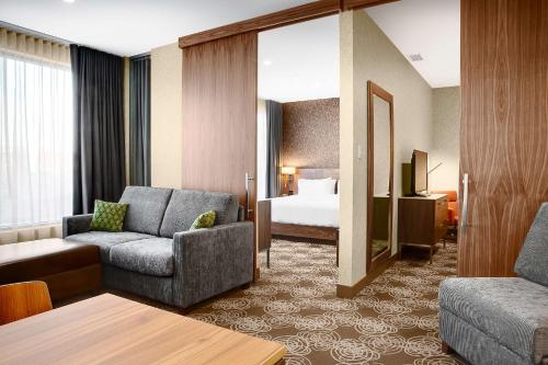 拉瓦尔希尔顿蒙特利尔/拉瓦尔酒店的酒店客房设有一张沙发和一张床