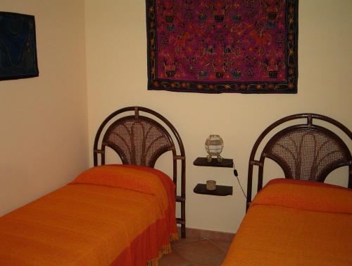法维尼亚纳Saline的两张带橙色床单的床