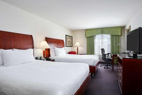 洛克维尔罗克维尔-盖瑟斯堡希尔顿花园酒店的酒店客房设有两张床和一台平面电视。
