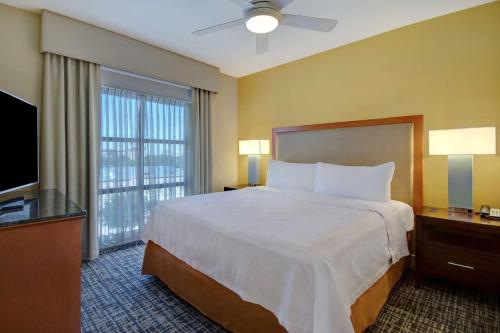 弗赖拉辛达拉斯弗里斯科希尔顿惠庭套房酒店的配有一张床和一台平面电视的酒店客房
