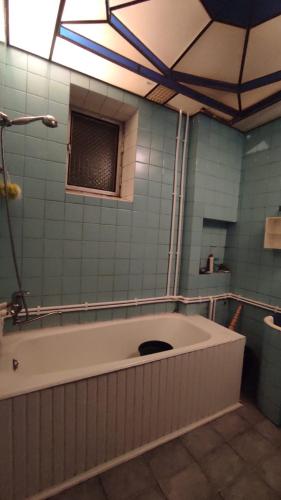 GavarrГаварский уют的带窗户的浴室设有大浴缸