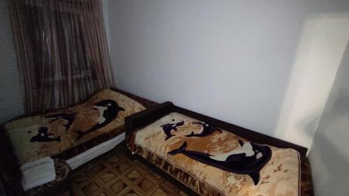 GavarrГаварский уют的客房角落的两张床