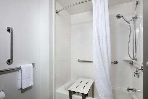 尼亚加拉瀑布尼亚加拉瀑布汉普顿酒店的带淋浴和卫生间的白色浴室