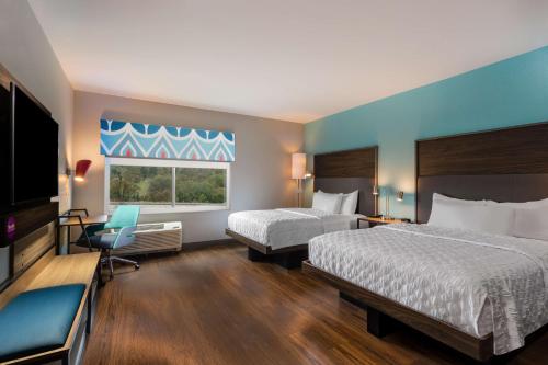 克里斯琴斯堡Tru By Hilton Radford的酒店客房设有两张床和一台平面电视。