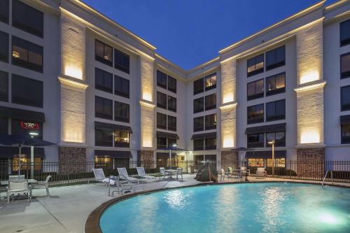 圣地亚哥Hampton Inn by Hilton San Diego - Kearny Mesa的大楼前的游泳池
