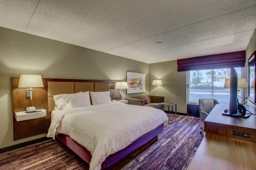 圣地亚哥Hampton Inn by Hilton San Diego - Kearny Mesa的酒店客房设有一张大床和一台电视。