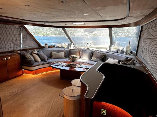 博德鲁姆Bodrum Private Yacht Rental的客厅配有沙发和船上桌子