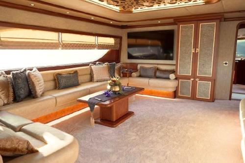 博德鲁姆Bodrum Private Yacht Rental的客厅配有沙发和桌子