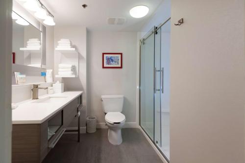 东温莎易斯特温莎希尔顿恒庭酒店的一间带卫生间和玻璃淋浴间的浴室