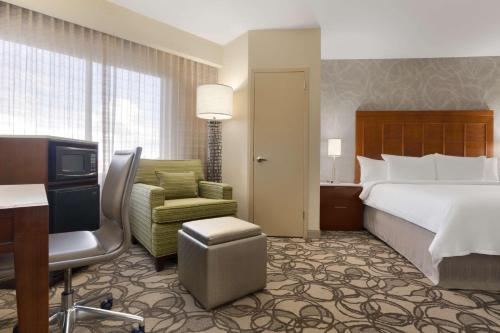 圣安东尼奥圣安东尼奥机场合博套房酒店的配有一张床和一把椅子的酒店客房