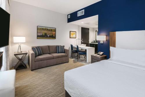 大学城Embassy Suites By Hilton College Station的酒店客房,配有床和沙发
