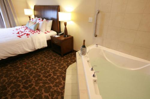 康科德夏洛特/康科德希尔顿花园酒店的酒店客房配有一张床和浴缸。