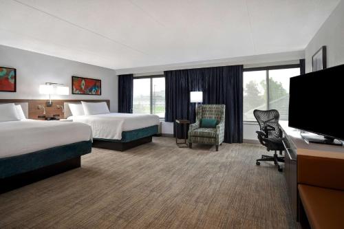 罗缪勒斯底特律都会机场希尔顿花园旅馆的酒店客房设有两张床和一台平面电视。