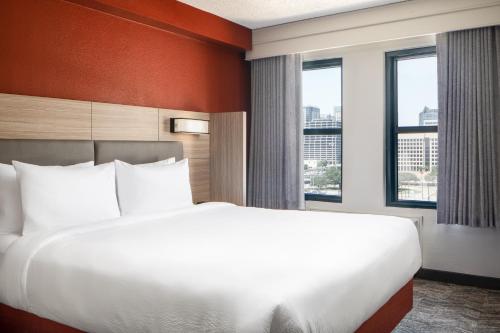 达拉斯达拉斯市区/西端万豪春季山丘套房酒店的酒店客房设有一张床和两个窗户。
